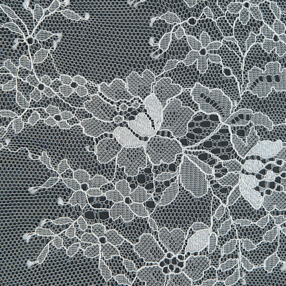 Carolina Herrera Ivory Floral Chantilly Lace - Detail Carolina Herrera Ivory Floral Chantilly Lace - Detail