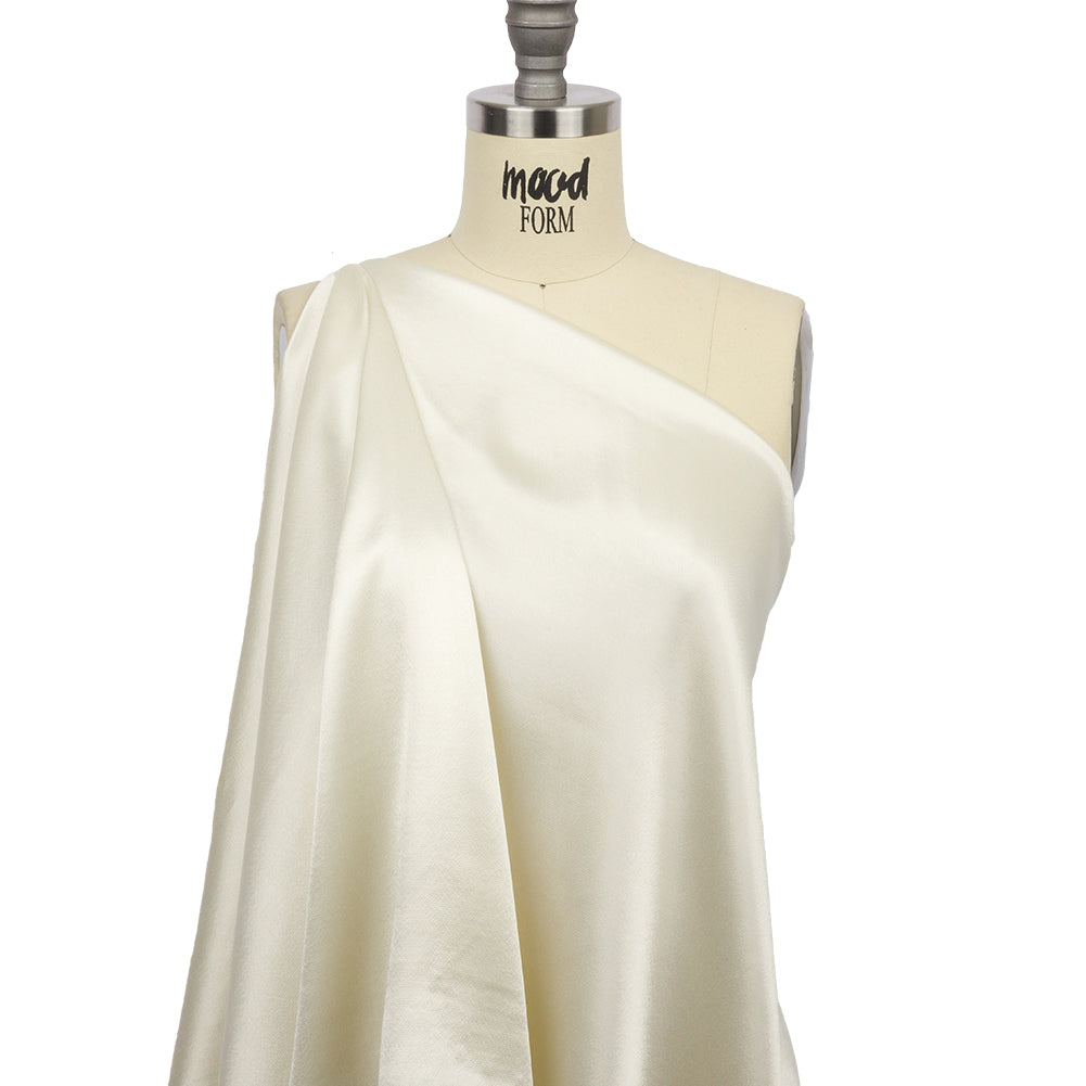 Satén fluido de viscosa sostenible - Marfil - Colección exclusiva Elliana de Mood Satén fluido de viscosa sostenible - Marfil - Colección exclusiva Elliana de Mood