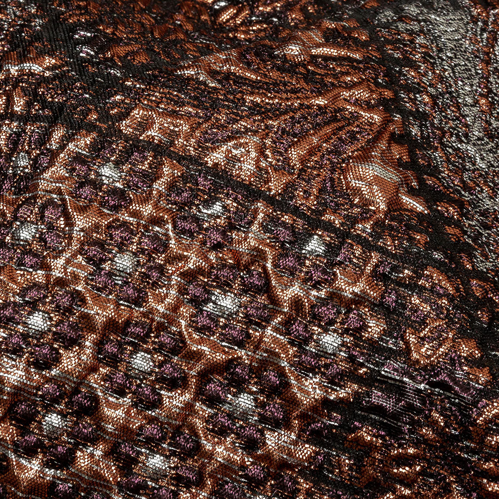 Brocado de lujo con diseño patchwork de colcha loca en plata metalizada, naranja Jaffa y negro. Brocado de lujo con diseño patchwork de colcha loca en plata metalizada, naranja Jaffa y negro.