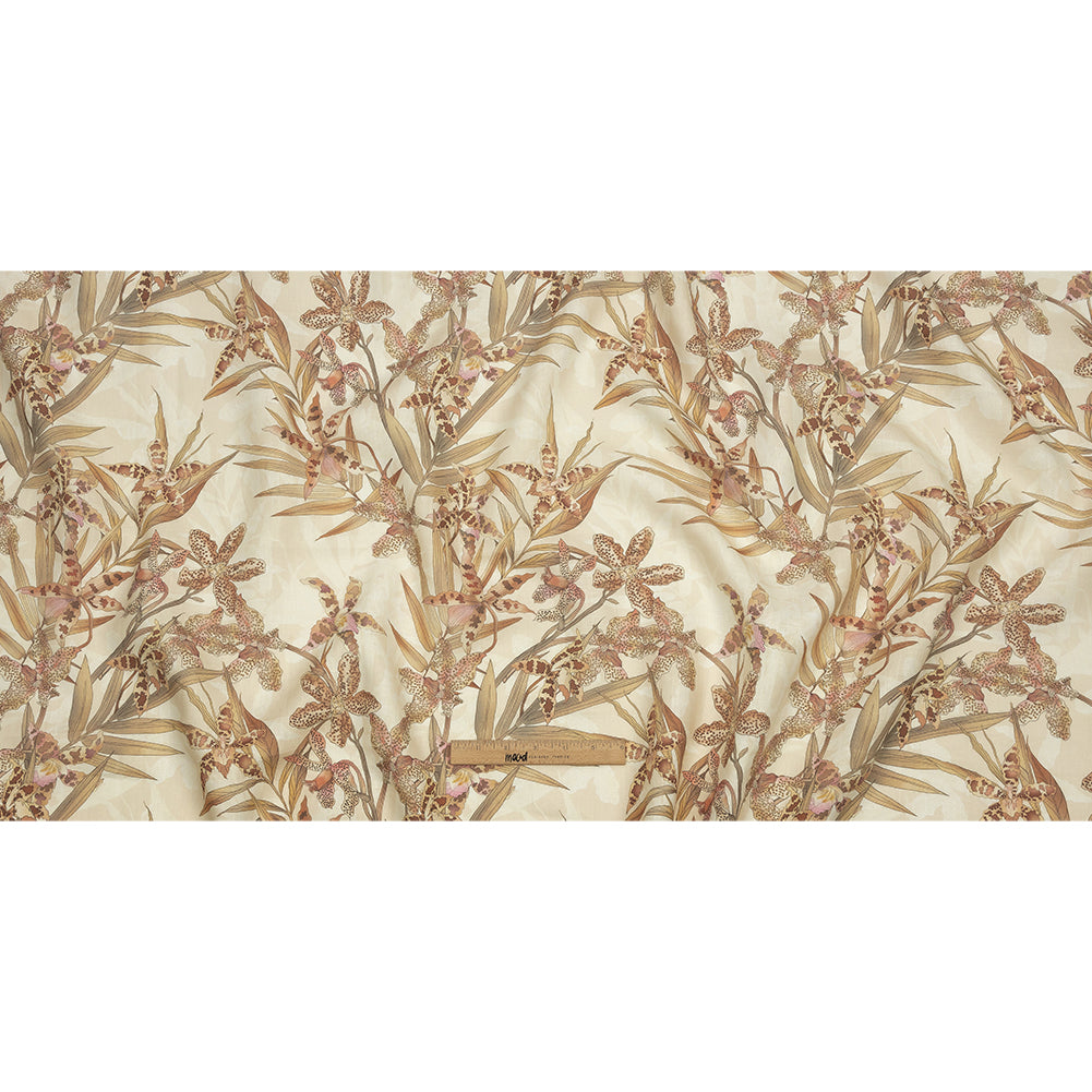 Lino tejido de peso medio con estampado de lirios en beige y rosa. Lino tejido de peso medio con estampado de lirios en beige y rosa.