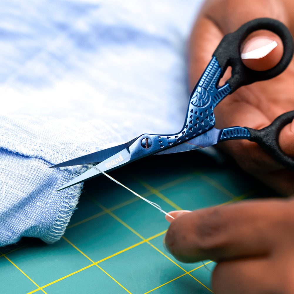 Mood Metallic Blue Stork Embroidery Snips with Matte Rubber Grips - 4.5" Mood Metallic Blue Stork Embroidery Snips with Matte Rubber Grips - 4.5"