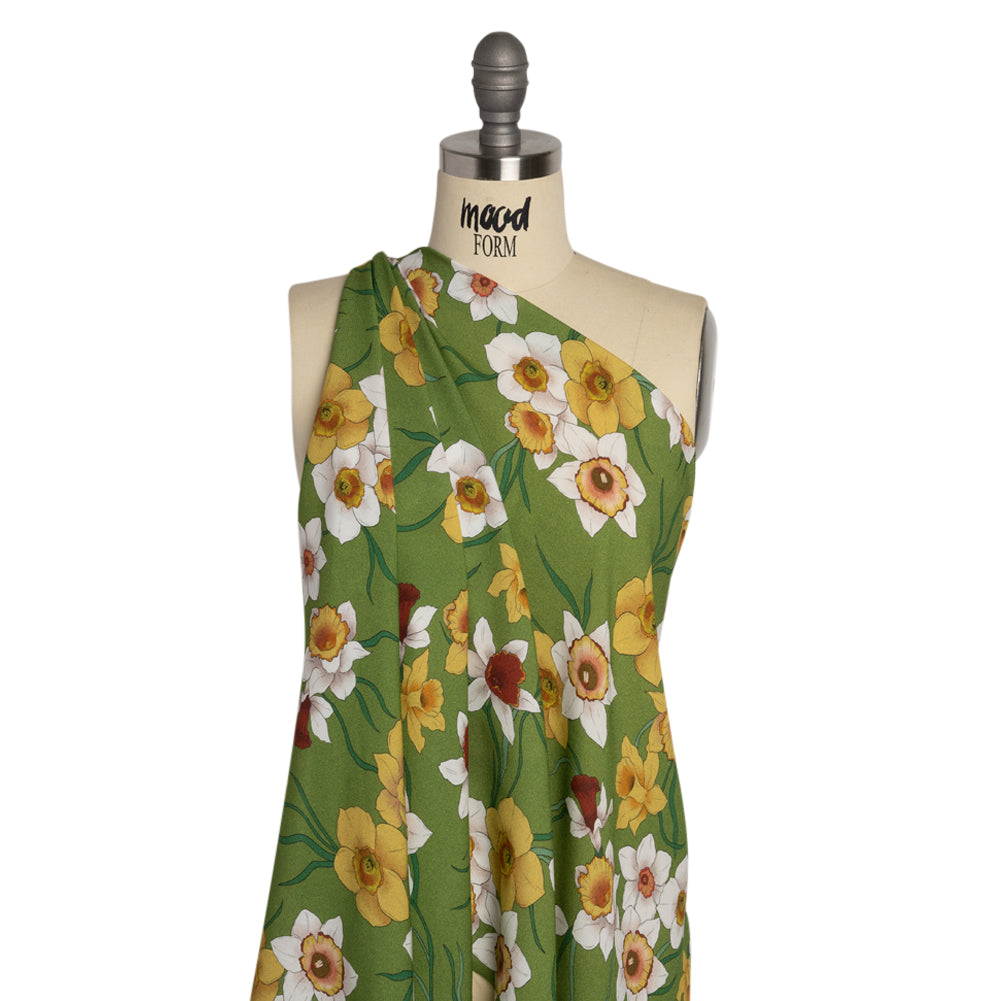 Viscose Crepe Print - Green, Yellow and Red Floral - Mood Exclusive Dizzy about Daffodils Detail Viscose Crepe Print - Green, Yellow and Red Floral - Mood Exclusive Dizzy about Daffodils Detail