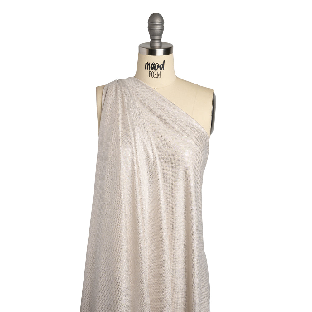 Tejido de poliéster elástico con detalles metalizados - Lunares diminutos color champán y plata - Artículo de diseñador sin usar Tejido de poliéster elástico con detalles metalizados - Lunares diminutos color champán y plata - Artículo de diseñador sin usar