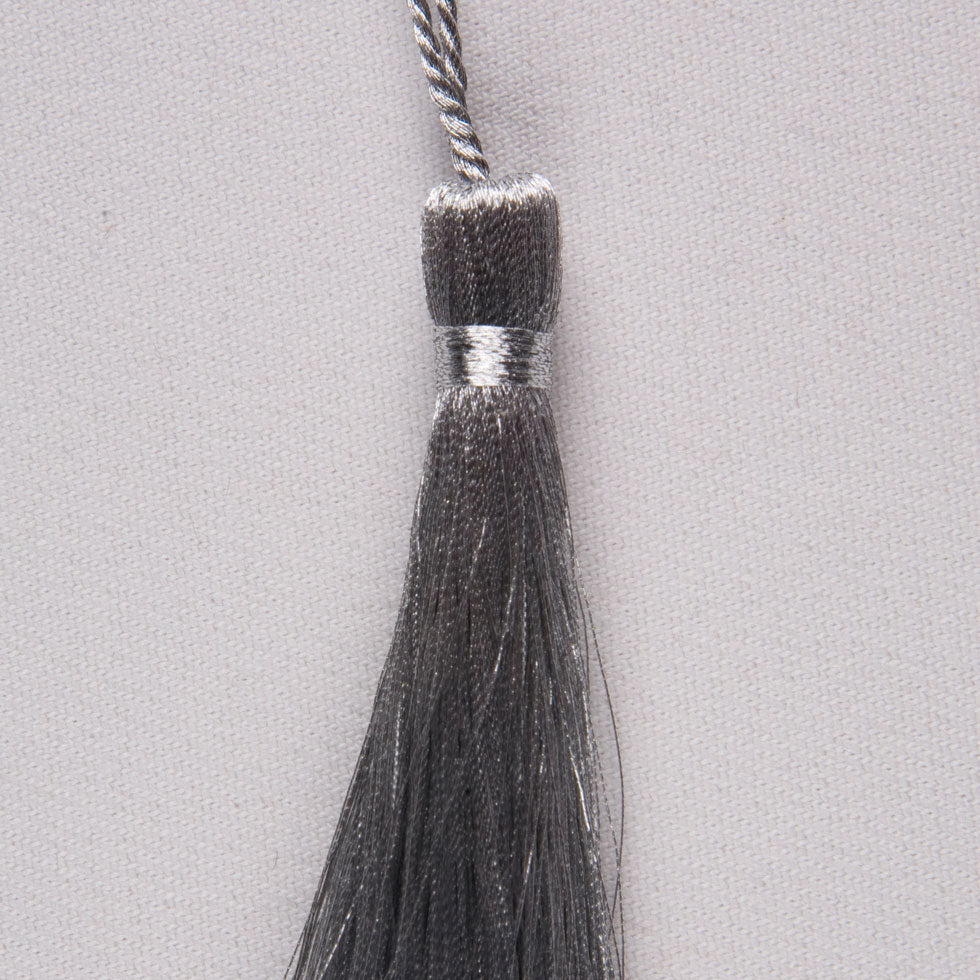 3.5" Metallic Silver Basic Tassel Detail