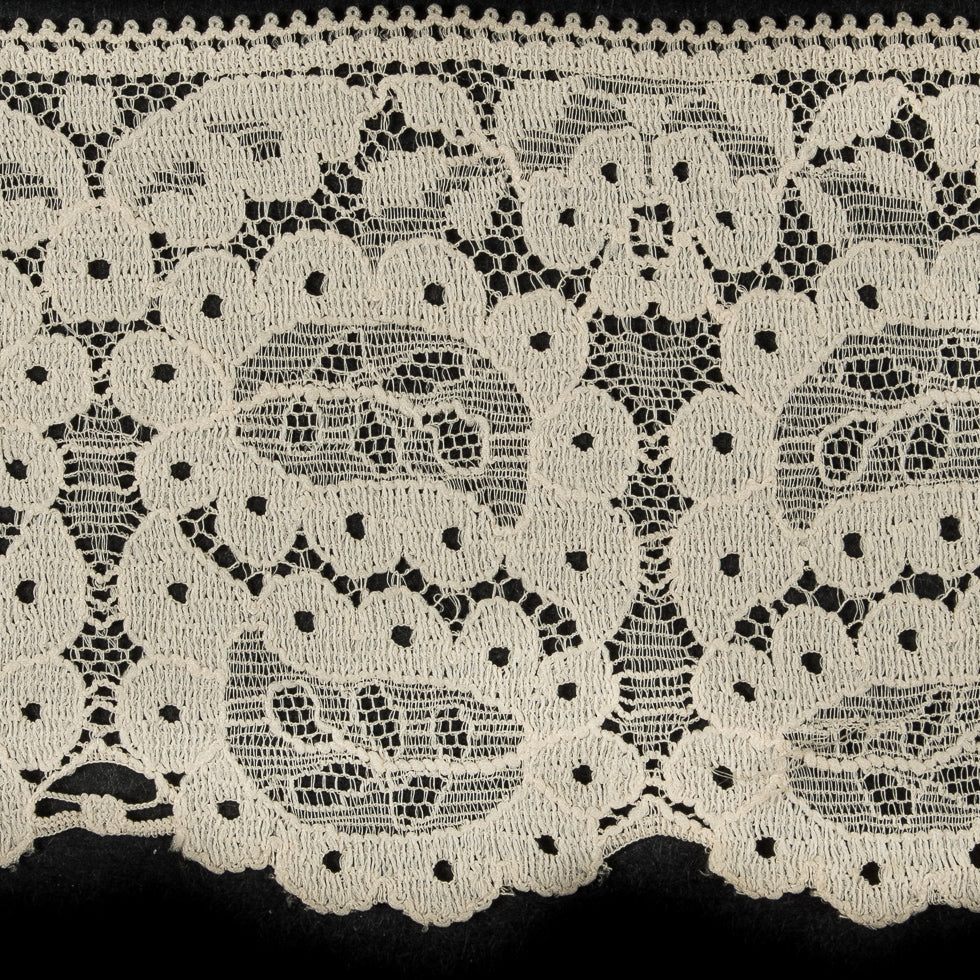 Pale Peach Stretch Paisley Lace Trim - 3" Detail