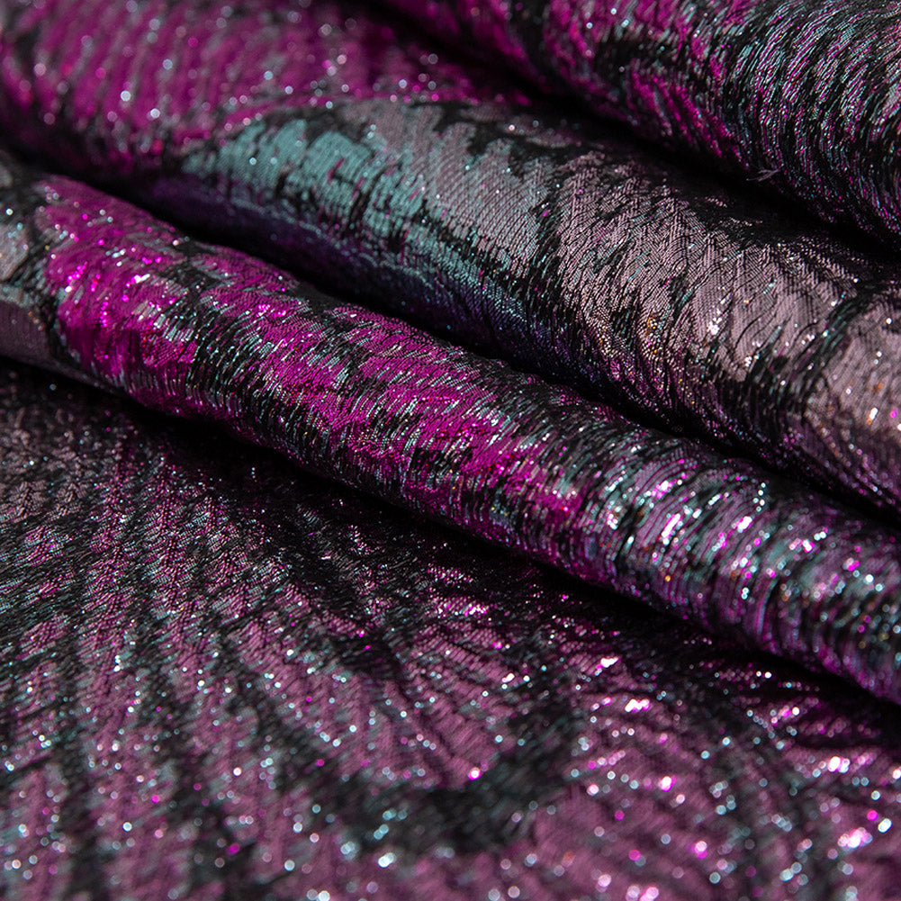 Brocado de lujo con plumas de pavo real en magenta metálico, oro rosa y aguamarina