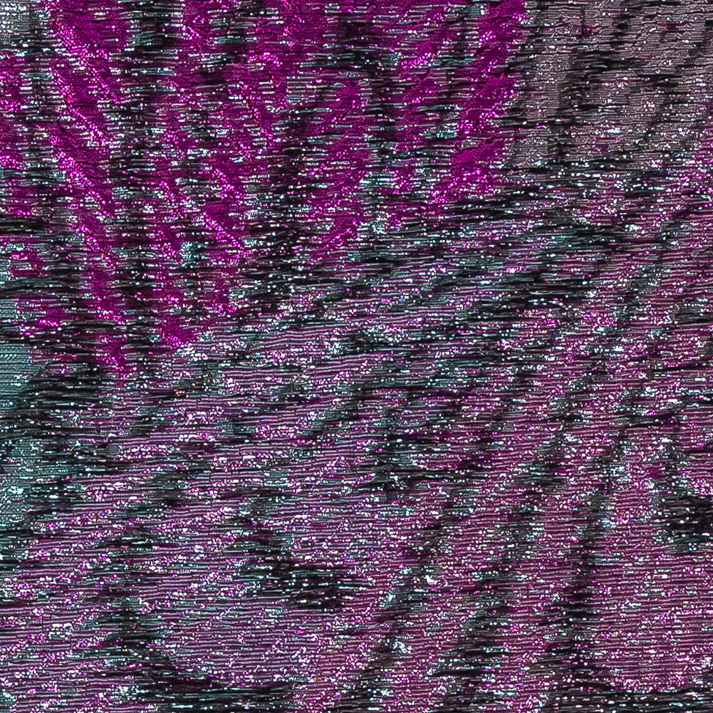 Brocado de lujo con plumas de pavo real en magenta metálico, oro rosa y aguamarina