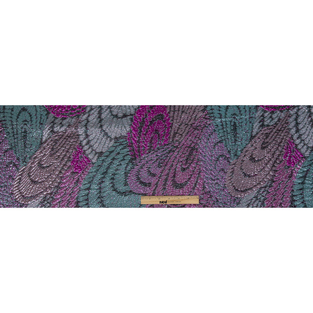 Brocado de lujo con plumas de pavo real en magenta metálico, oro rosa y aguamarina