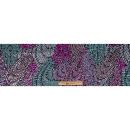 Brocado de lujo con plumas de pavo real en magenta metálico, oro rosa y aguamarina