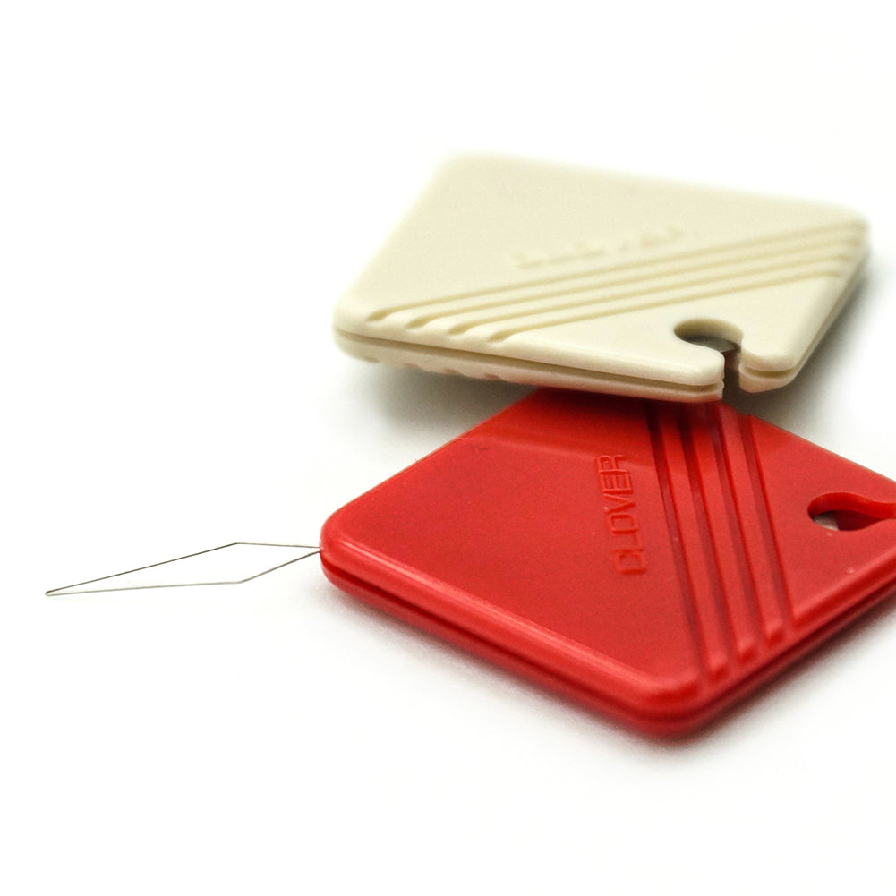 Clover Petit Cut Needle Threader with Cutter - 2 ct - Detail