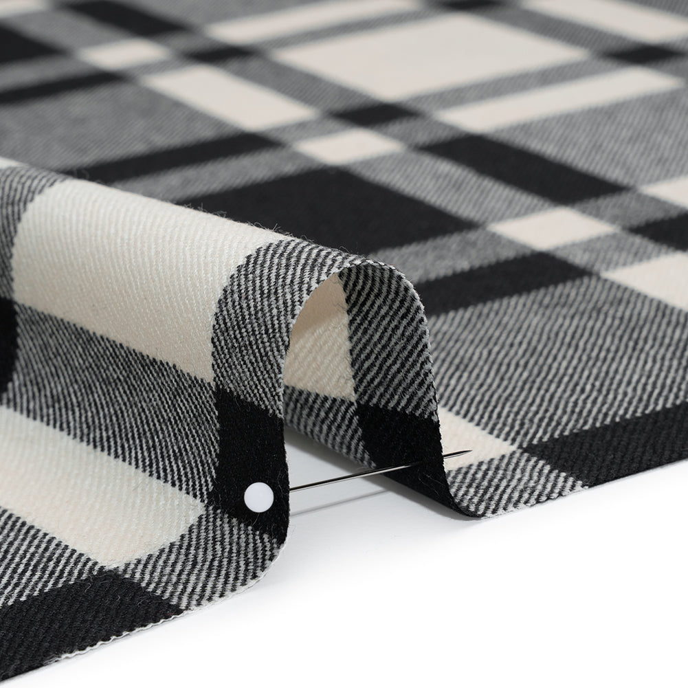 Virgin Wool Twill Made in Italy - Black and White Big Plaid Detail