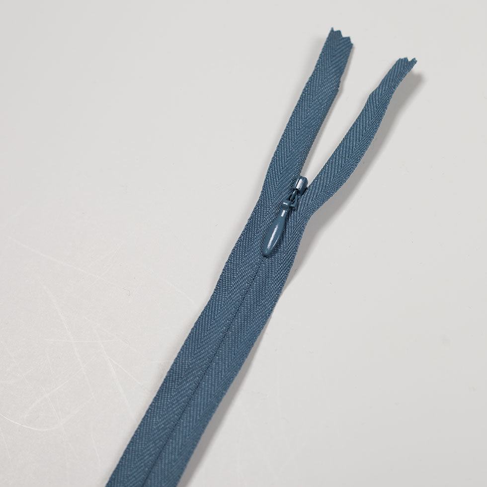 Invisible Zipper 24" by YKK - 575 China Blue Detail