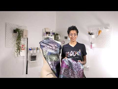 Brocado de lujo con plumas de pavo real en magenta metálico, oro rosa y aguamarina